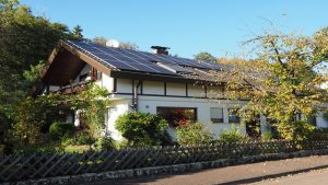 <img src="house.jpg" alt="house with solar panels">