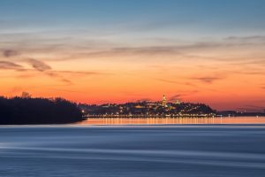 <img src="belgrade.jpg" alt="night view in belgrade">