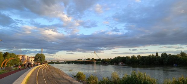 време