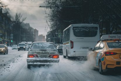 rusija ulica automobili sneg