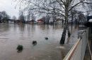 Prijedor, 11. decembra 2022. - fotografija niske rezolucije - Situacija u podruèjima Republike Srpske ugroenim poplavama je pod kotrolom, saoptila je Republièka uprava civilne zatite, navodeæi da su njeni timovi na terenu. Republièka uprava, osim ljudstva angaovanog u gradu Prijedoru i optinama Kozarska Dubica i Novi Grad, stavila je na raspolaganje i materijalno-tehnièka sredstva. Poplave u Republici Srpskoj. FOTO TANJUG/ FOTO SRNA/ SNEANA TASIÆ/ bg