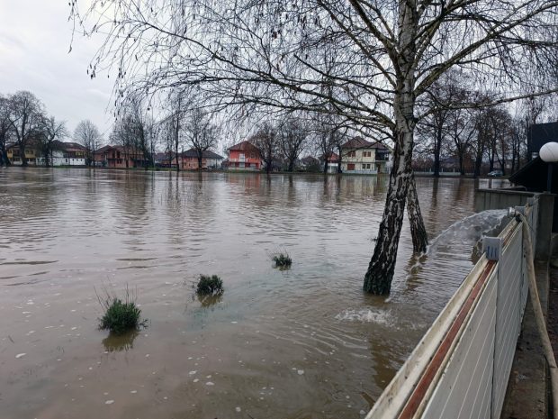 Prijedor, 11. decembra 2022. - fotografija niske rezolucije -  Situacija u podruèjima Republike Srpske ugroenim poplavama je pod kotrolom, saoptila je Republièka uprava civilne zatite, navodeæi da su njeni timovi na terenu. Republièka uprava, osim ljudstva angaovanog u gradu Prijedoru i optinama Kozarska Dubica i Novi Grad, stavila je na raspolaganje i materijalno-tehnièka sredstva. Poplave u Republici Srpskoj. FOTO TANJUG/ FOTO SRNA/ SNEANA TASIÆ/ bg